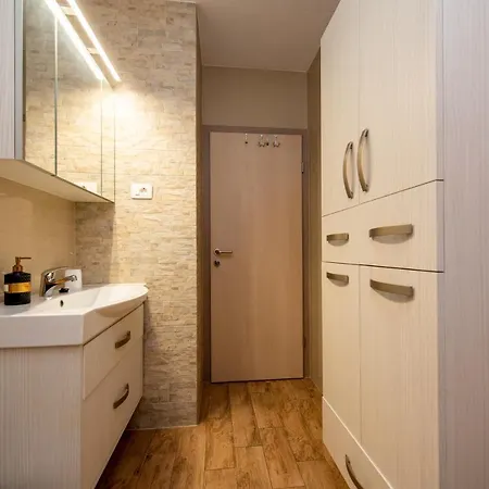 Traveler Apartment Split